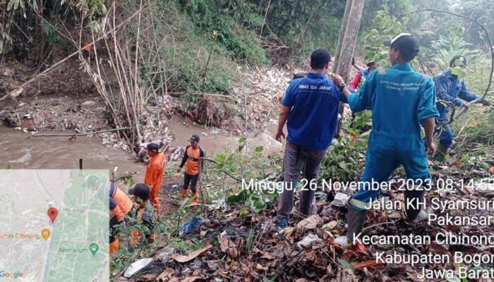 Aksi Gercep DLH Kabupaten Bogor Lakukan Operasi Bersih Sampah di Aliran Sungai Kalibaru Timur