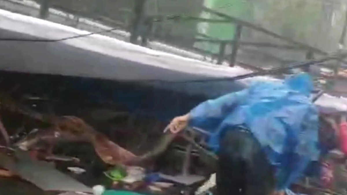 Papan Reklame Berukuran Besar di Tegal Gundil Roboh Papan Reklame Berukuran Besar di Tegal Gundil Roboh