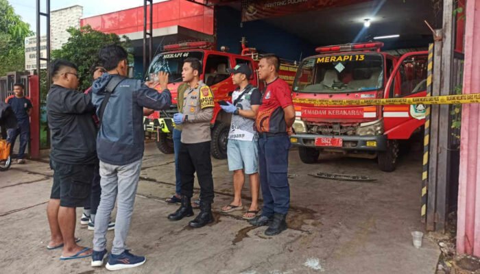 Polsek Cileungsi Selidiki Peristiwa Penembakan Mobil Damkar Kabupaten Bogor Polsek Cileungsi Selidiki Peristiwa Penembakan Mobil Damkar Kabupaten Bogor