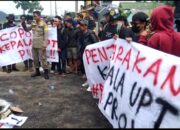 Pekerjaan Jalan Mangkrak, Ratusan Warga Desa Kiarasari dan Kiarapandak Demo UPT