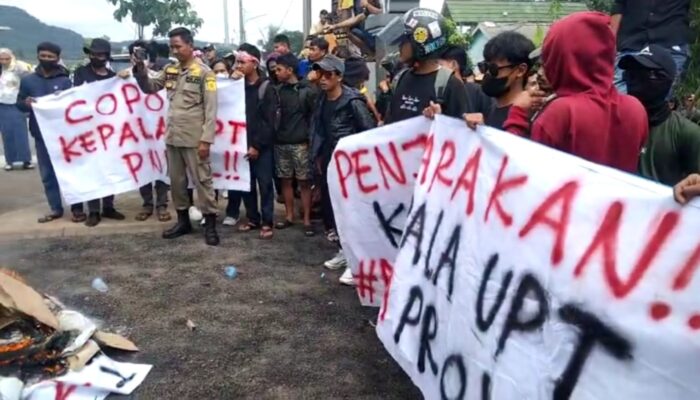 Pekerjaan Jalan Mangkrak, Ratusan Warga Desa Kiarasari dan Kiarapandak Demo UPT