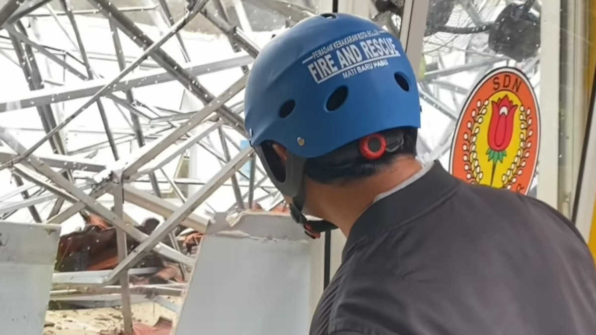 Hujan Disertai Angin Kencang, Atap SDN Polisi 1 Paledang Bogor Ambruk