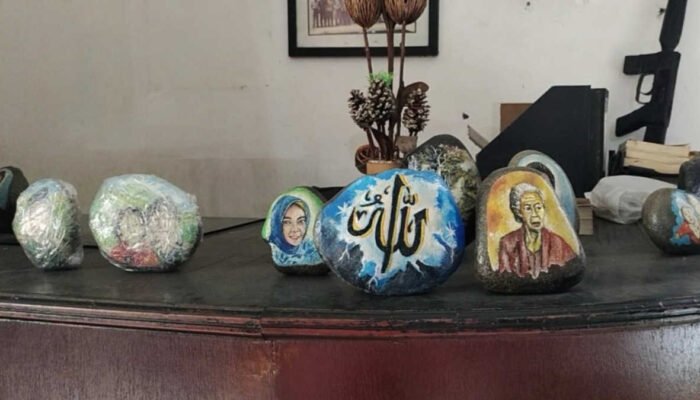 Tohir Sang Pelukis Batu Buka Gerai Lukisan di Museum Perjuangan Bogor