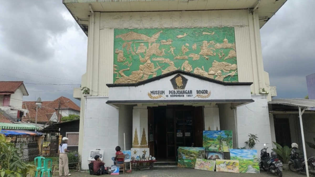Tohir Sang Pelukis Batu Buka Gerai Lukisan di Museum Perjuangan Bogor