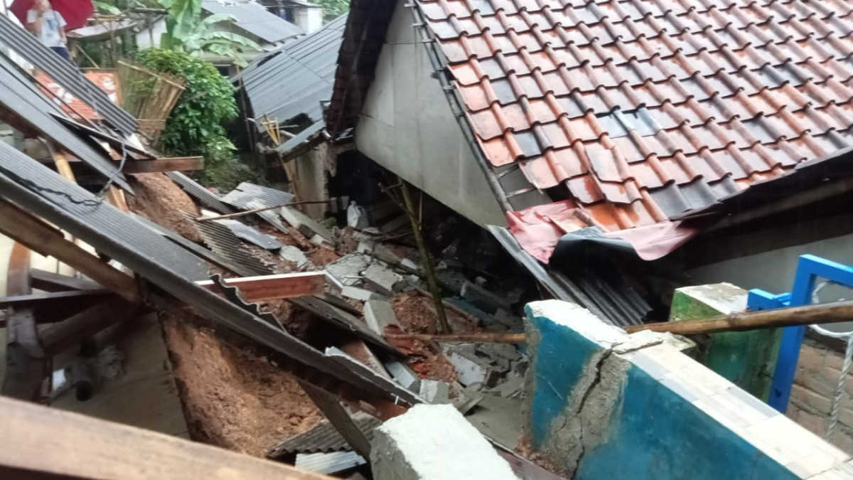 Hujan Deras, 4 Rumah Warga Desa Sukaraksa Tertimpa Longsor