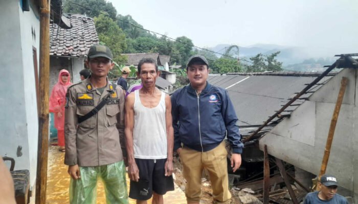 Hujan Deras, 4 Rumah Warga Desa Sukaraksa Tertimpa Longsor