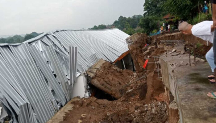 Pasca Longsor di Stasiun Maseng, Polsek Cijeruk Lakukan Rekayasa Lalu Lintas