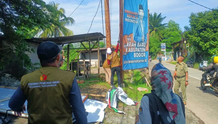Masa Tenang, Panwascam Rancabungur Tertibkan Alat Peraga Kampanye