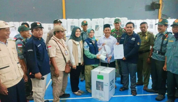 PPK Rancabungur Salurkan Logistik Pemilu ke 7 Desa