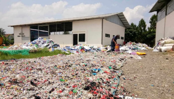 Keren! Olah Sampah Visual Alat Peraga Kampanye Jadi Bahan Konstruksi