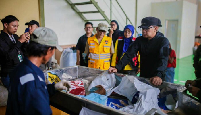 Keren! Olah Sampah Visual Alat Peraga Kampanye Jadi Bahan Konstruksi