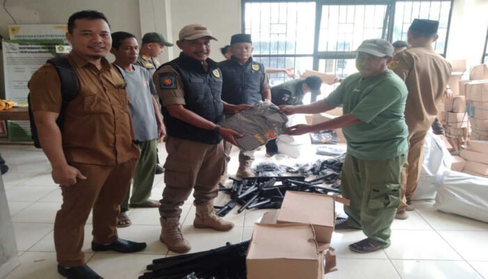Kecamatan Cigudeg Bagikan Baju Linmas Untuk 15 Desa