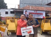 Dorong Warga Jaga Kebersihan, Dody Hikmawan Bantu 18 Gerobak Sampah