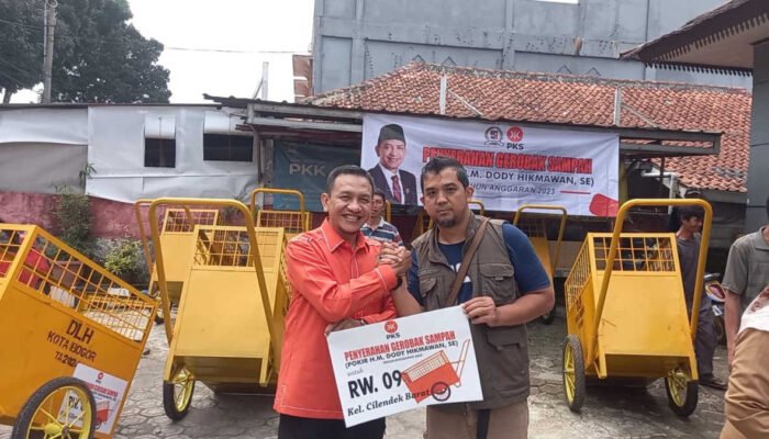 Dorong Warga Jaga Kebersihan, Dody Hikmawan Bantu 18 Gerobak Sampah