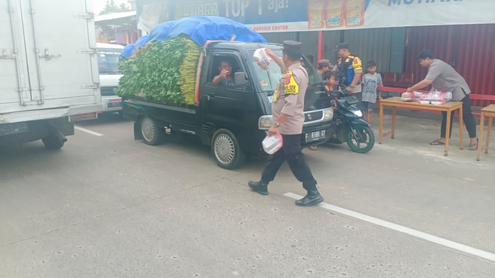 Polsek Rancabungur Bagikan Takjil Gratis Kepada Pengguna Jalan