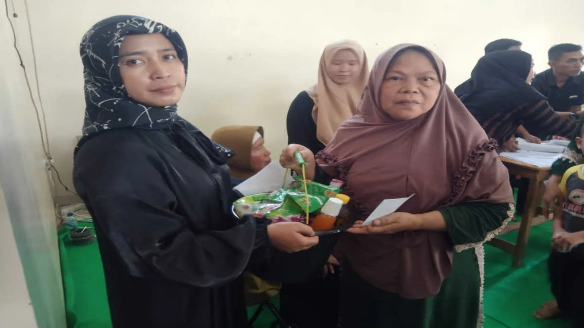Sambut Ramadan, Kades Batujajar Bagikan Santunan