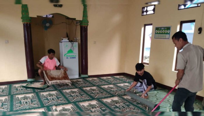 H-1 Ramadan, Warga Bukit Angin Mamiri Kompak Bersihkan Musala