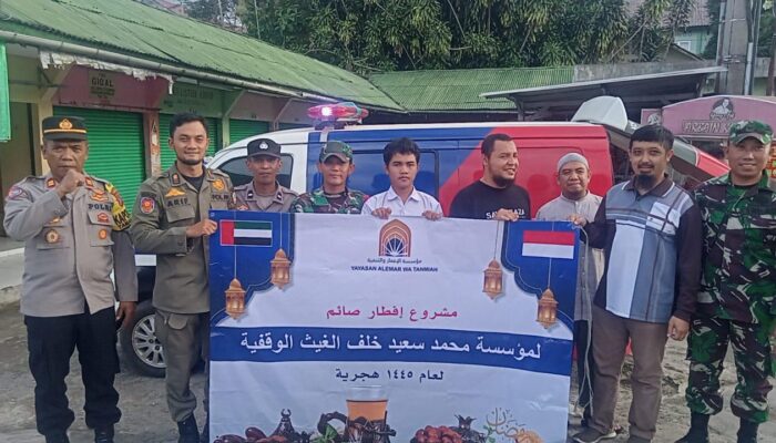 Polsek Tamansari Bagi-bagi Takjil Kepada Pengguna Jalan