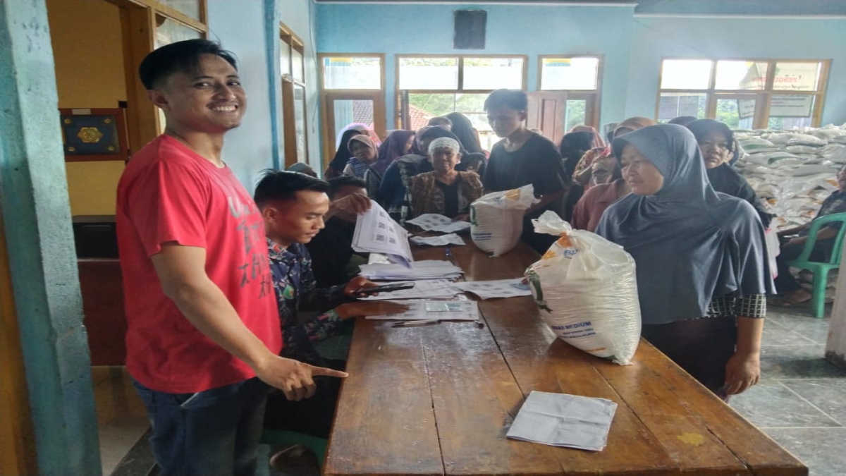 1.490 KPM di Desa Cintamanik Terima Bansos Beras