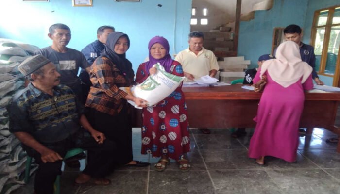 1.490 KPM di Desa Cintamanik Terima Bansos Beras