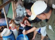 Petugas Gabungan Investigasi Penyebab Munculnya Busa di Sungai Ciliwung