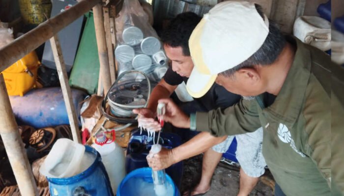 Petugas Gabungan Investigasi Penyebab Munculnya Busa di Sungai Ciliwung