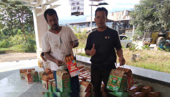 500 Anak Yatim dan Jompo Pasir Gintung Dapat Paket Lebaran