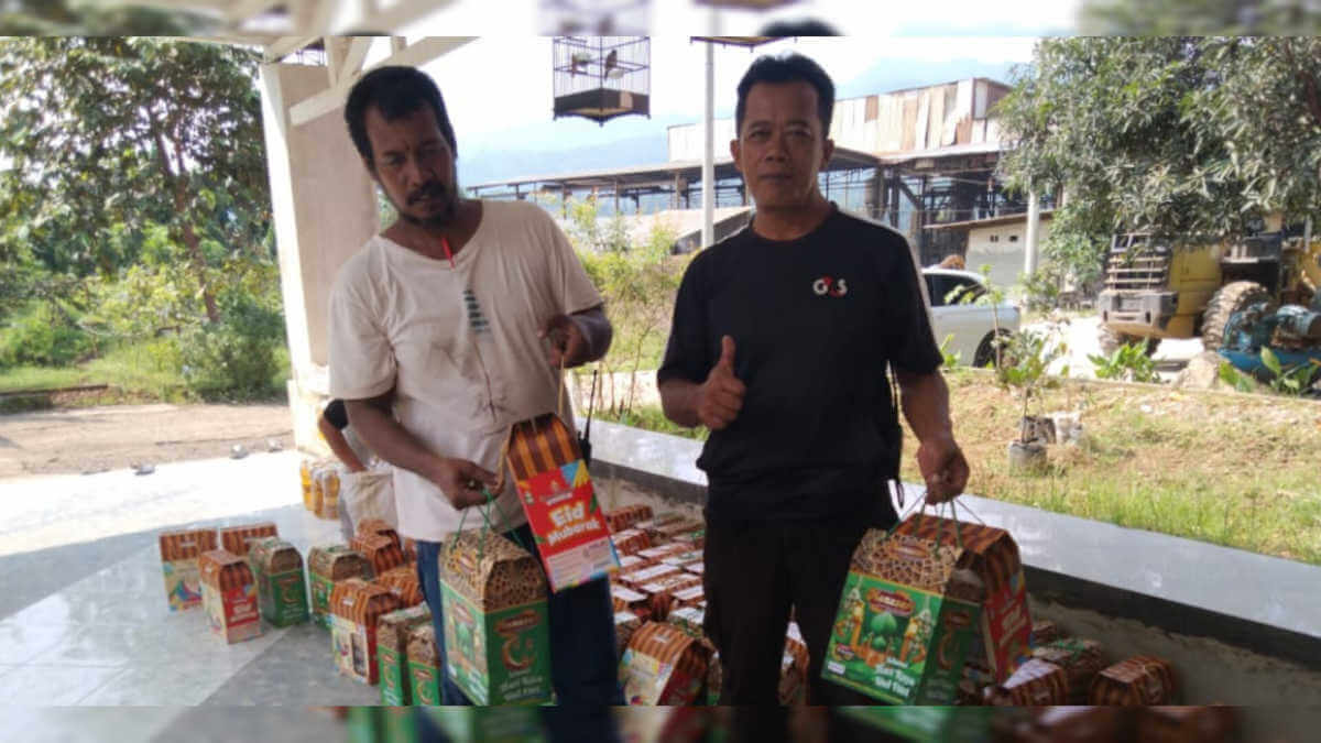 500 Anak Yatim dan Jompo Pasir Gintung Batutulis Terima Paket Lebaran