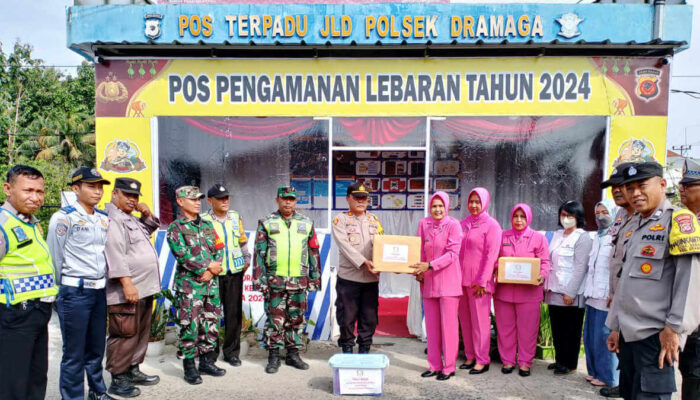 Bhayangkari Dramaga Beri Tali Asih ke Petugas Pospam Lebaran 2024