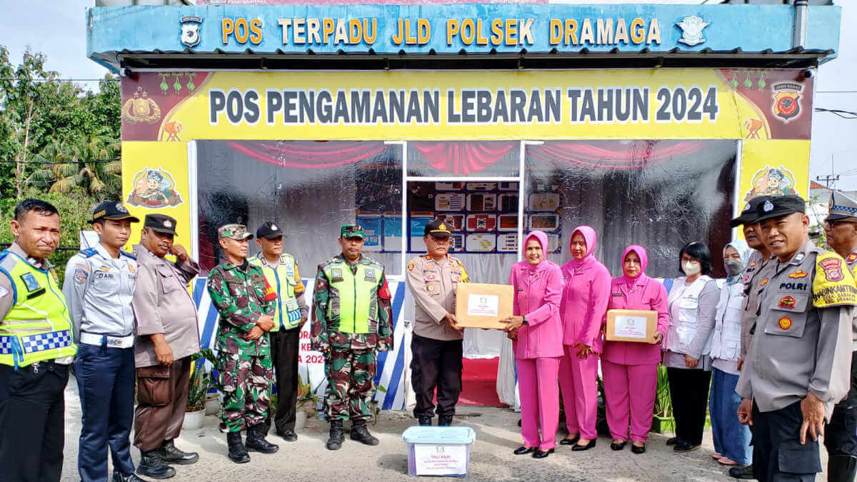 Bhayangkari Dramaga Beri Tali Asih ke Petugas Pospam Lebaran 2024 Bhayangkari Ranting Dramaga Beri Tali Asih ke Petugas Pospam Lebaran 2024