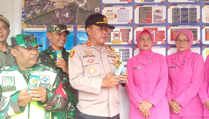 Bhayangkari Dramaga Beri Tali Asih ke Petugas Pospam Lebaran 2024 Bhayangkari Ranting Dramaga Beri Tali Asih ke Petugas Pospam Lebaran 2024