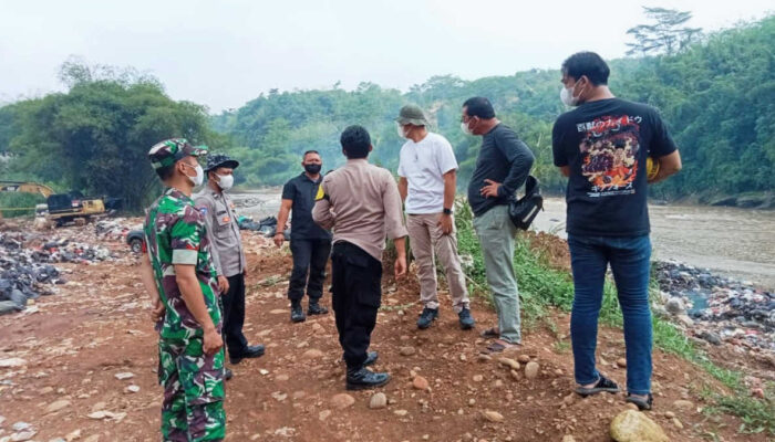 Unit Tipiter Polres Bogor dan Polsek Rancabungur Gerebek TPS Ilegal di Mekarsari