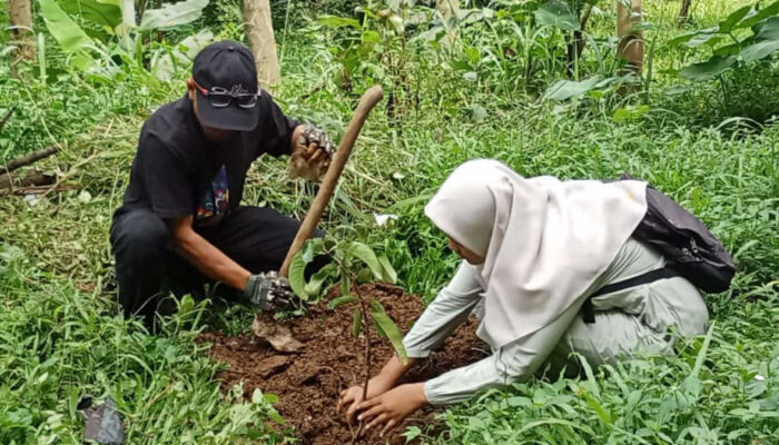 Peringati Hari Kartini, Gerakan Cisadane Resik Tanam Pohon di SMK Sirojul Huda 3