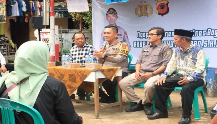 Sambil Penyuluhan Kapolres Bogor Ngopi Bareng di Pos Ronda