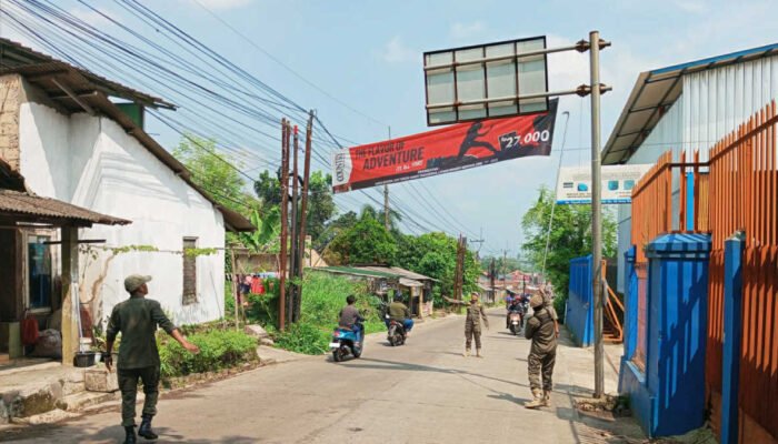 Satpol PP Kecamatan Rancabungur Berantas Spanduk Tak Berizin