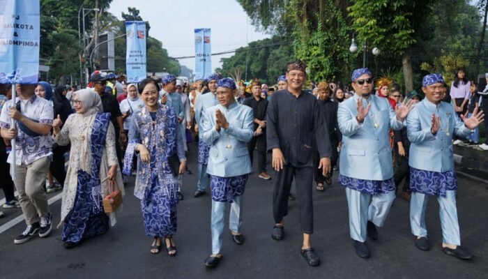 Parade Pakaian Adat Nusantara Semarakan Helaran HJB ke-542