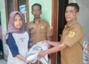 Meski Dituding Politisasi, Warga Kalong Liud Senang Terima Bansos