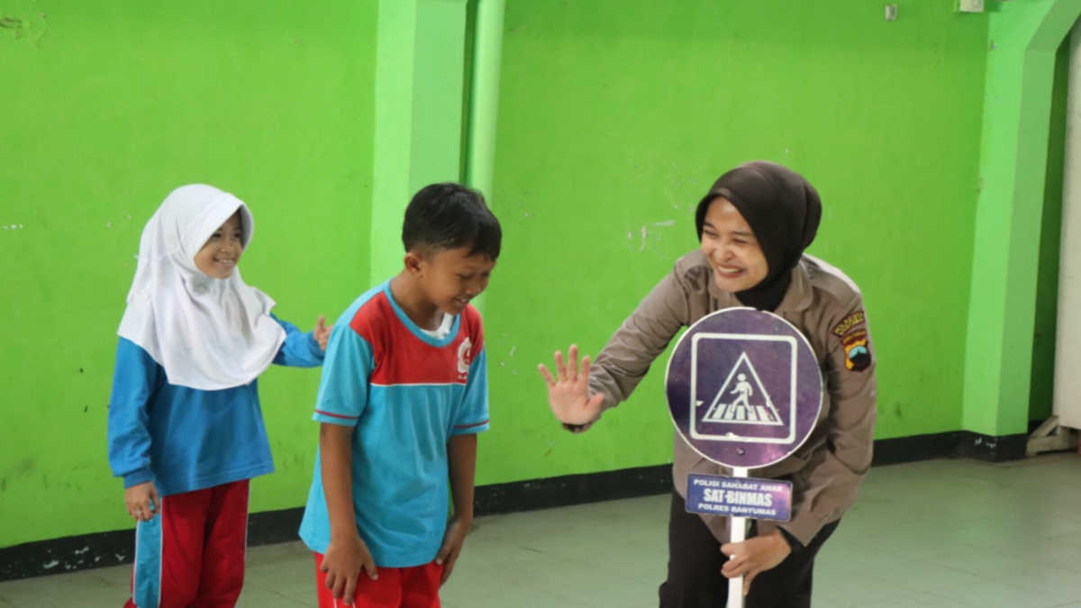 Polwan Cantik yang Piawai Berbahasa Isyarat polwan