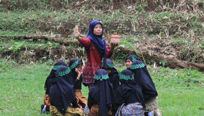 Peringati Hari Ayah Sedunia, Anak Kampung Pasir Angin Gelar Pentas Teatrikal