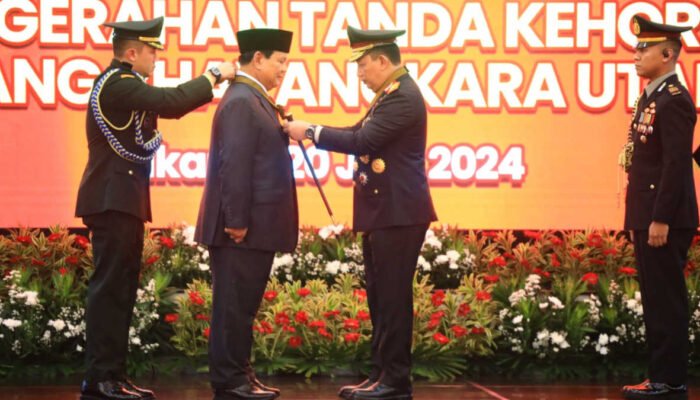 Prabowo Terima Penghargaan Tanda Kehormatan Bintang Bhayangkara Utama Polri