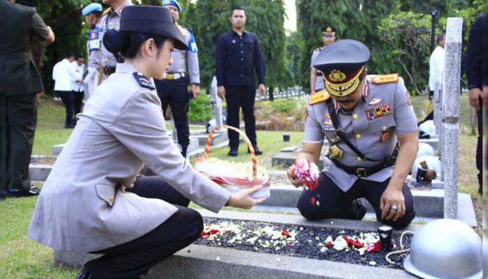 Jelang HUT Bhayangkara ke-78, Jajaran Mabes Polri Ziarah ke TMP Kalibata