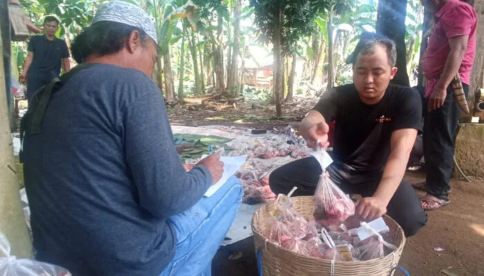 Relawan Daya Putra Bangsa Bagikan 200 Paket Daging Kurban