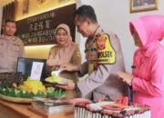 Potong Tumpeng Ala Polsek Rancabungur Rayakan HUT Bhayangkara ke-78 Polri Terus Salurkan Bansos