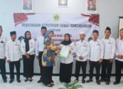 Camat Rancabungur Serahkan SK Perpanjangan Masa Jabatan BPD hingga 2027