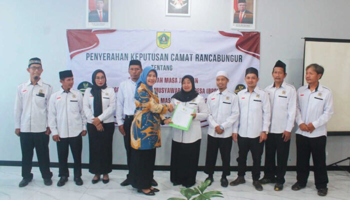 Camat Rancabungur Serahkan SK Perpanjangan Masa Jabatan BPD hingga 2027