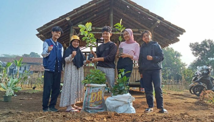 Gerakan Sabtu Menanam, Relawan Pejuang Waktu Tanam Puluhan Pohon