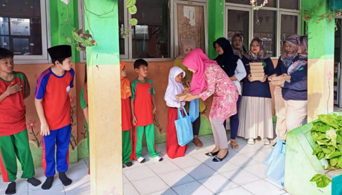Santunan Warnai Penutupan MPLS SDN Balungbang Jaya 3 Bogor