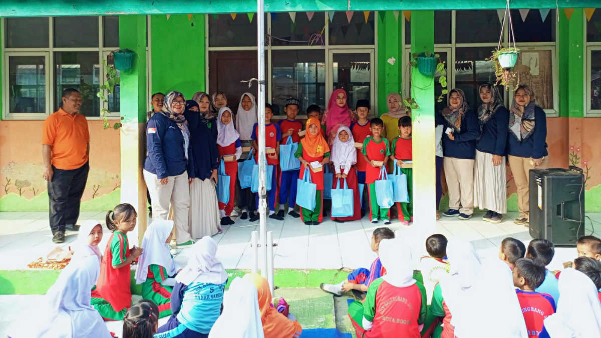 Santunan Warnai Penutupan MPLS SDN Balungbang Jaya 3 Bogor
