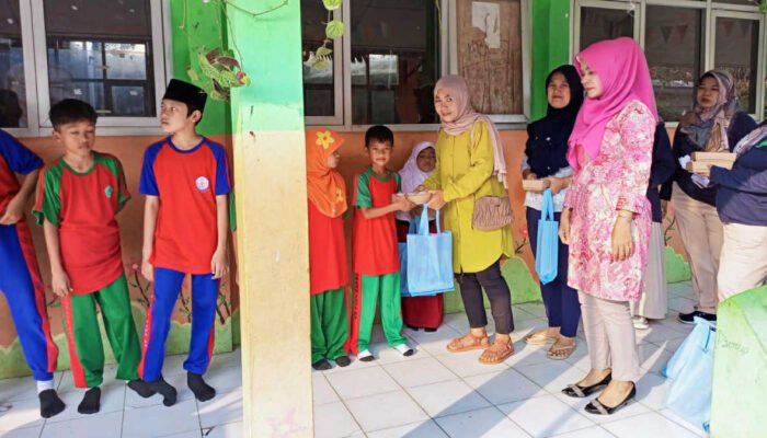 Santunan Warnai Penutupan MPLS SDN Balungbang Jaya 3 Bogor
