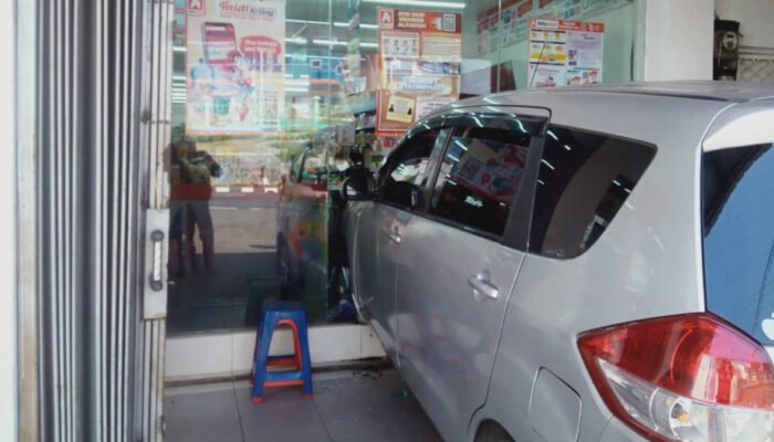 Mobil Suzuki Ertiga Seruduk Minimarket di Kawasan Puncak Bogor